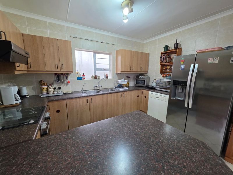 A Refined Coastal Retreat Offering Comfort, Security, and Effortless Living - Photo 10