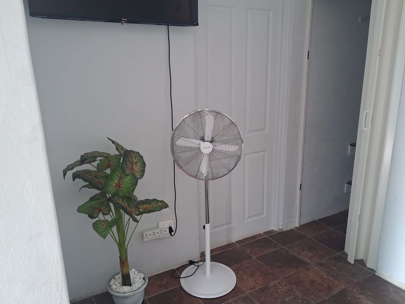 Unit 3 - Furnished Bachelor Apartment in Exclusive Gonubie North Establishment - Photo 4