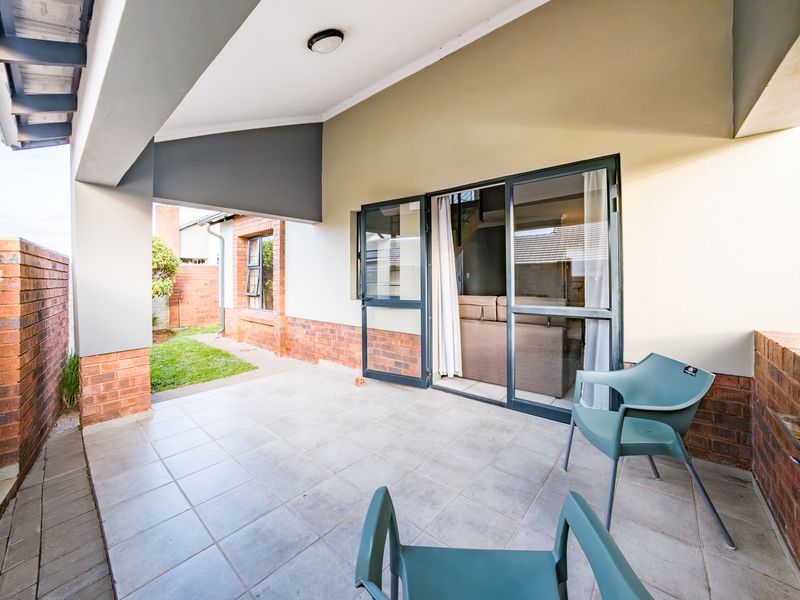 Bidding to start from R950 000!! Live Auction! Modern 3 Bedroom Townhouse in Estate - Photo 5