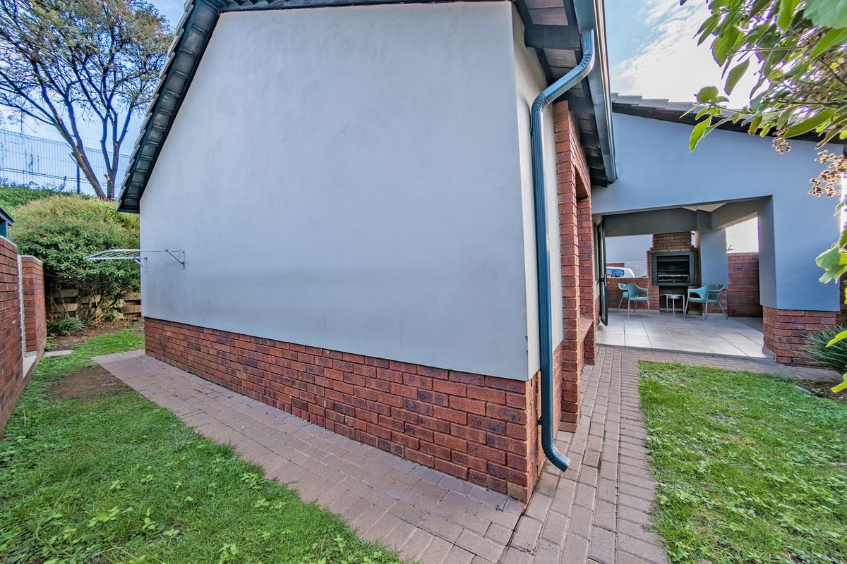 Bidding to start from R1050 000!! Live Auction! Modern 3 Bedroom Townhouse in Estate - Photo 3