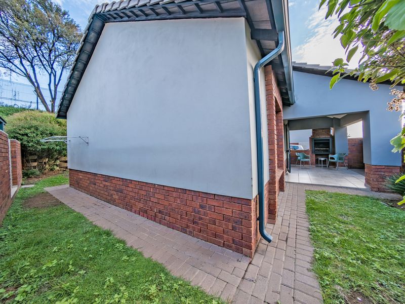 Bidding to start from R950 000!! Live Auction! Modern 3 Bedroom Townhouse in Estate - Photo 3