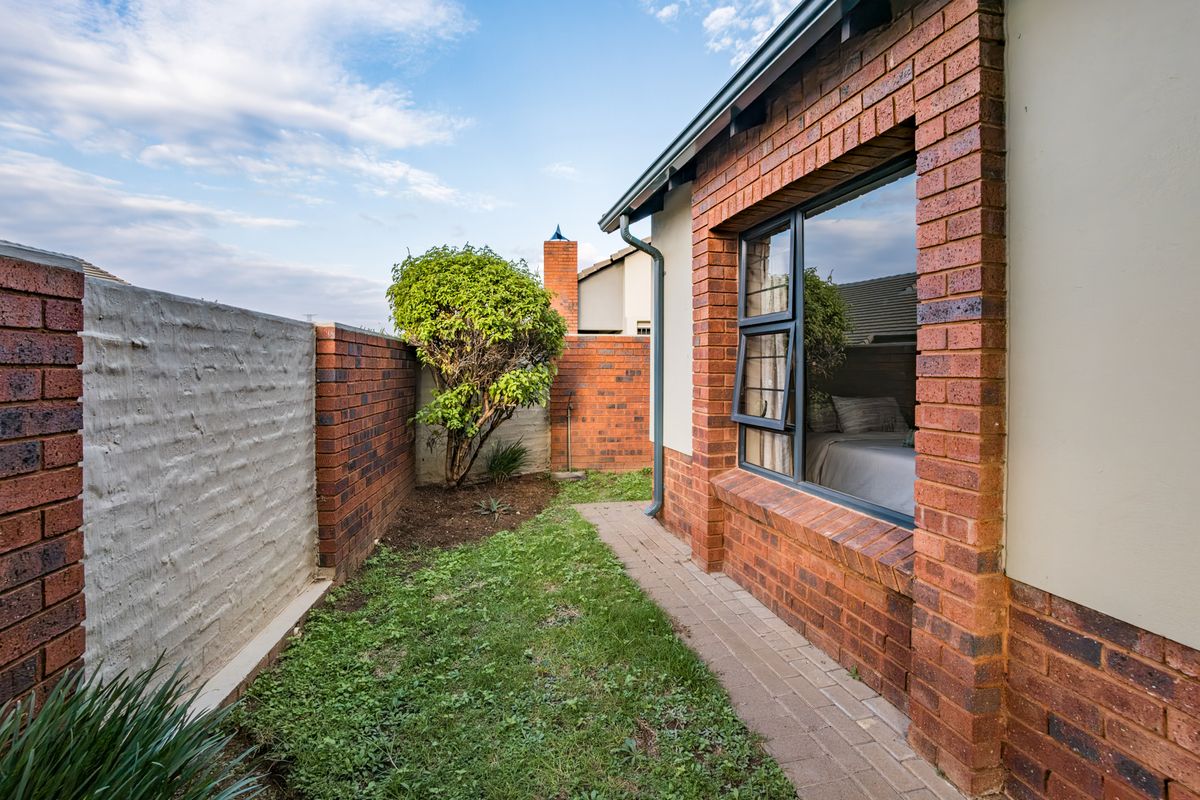 Bidding to start from R1050 000!! Live Auction! Modern 3 Bedroom Townhouse in Estate - Photo 4