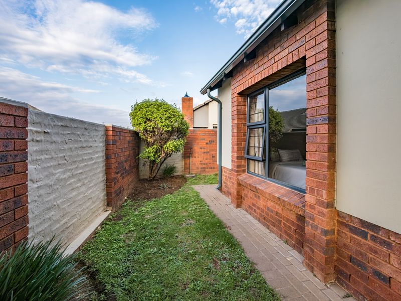 Bidding to start from R950 000!! Live Auction! Modern 3 Bedroom Townhouse in Estate - Photo 4