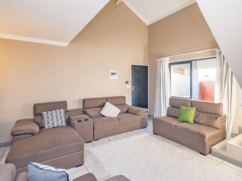 Bidding to start from R950 000!! Live Auction! Modern 3 Bedroom Townhouse in Estate - Photo 10