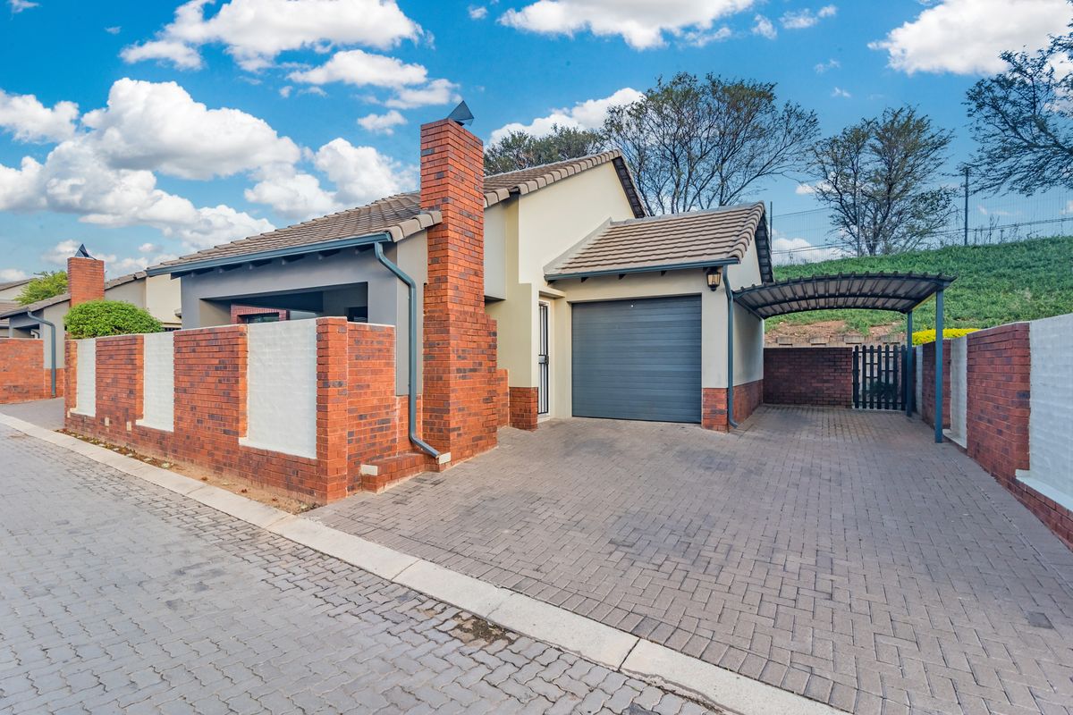 Bidding to start from R1050 000!! Live Auction! Modern 3 Bedroom Townhouse in Estate - Photo 2