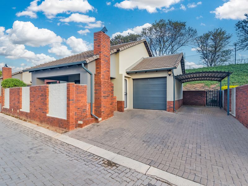 Bidding to start from R950 000!! Live Auction! Modern 3 Bedroom Townhouse in Estate - Photo 2