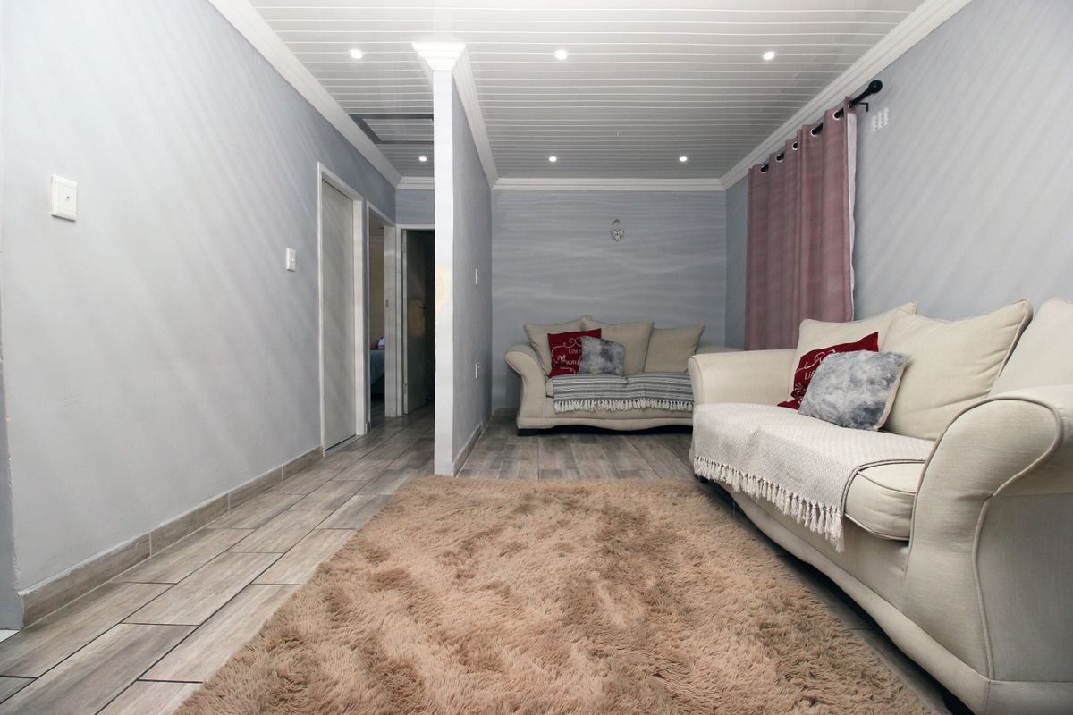 Charming Newly Renovated 2-Bedroom Home with Granny Flat & Spacious Yard - Photo 5