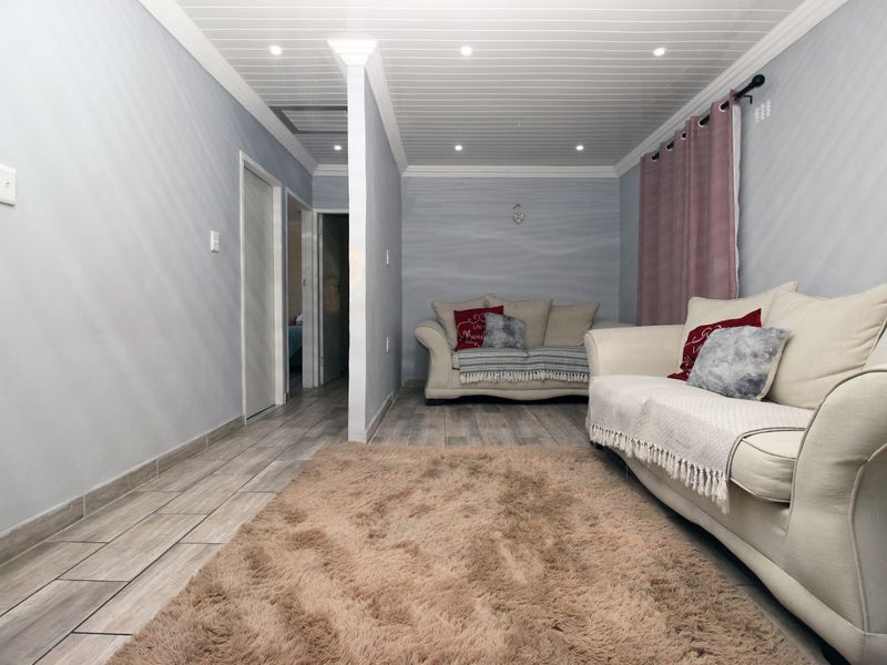 Charming Newly Renovated 2-Bedroom Home with Granny Flat & Spacious Yard - Photo 5