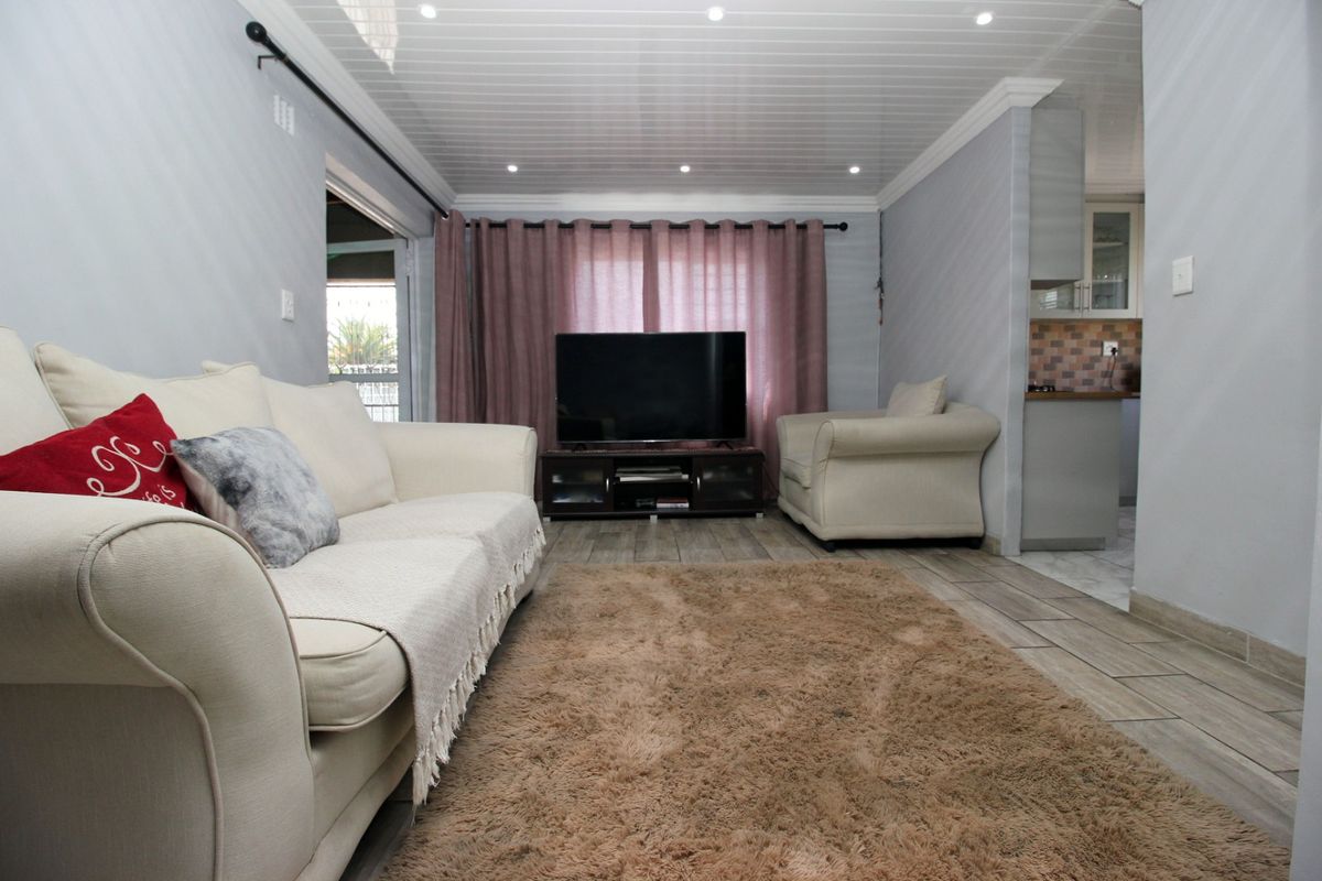 Charming Newly Renovated 2-Bedroom Home with Granny Flat & Spacious Yard - Photo 3