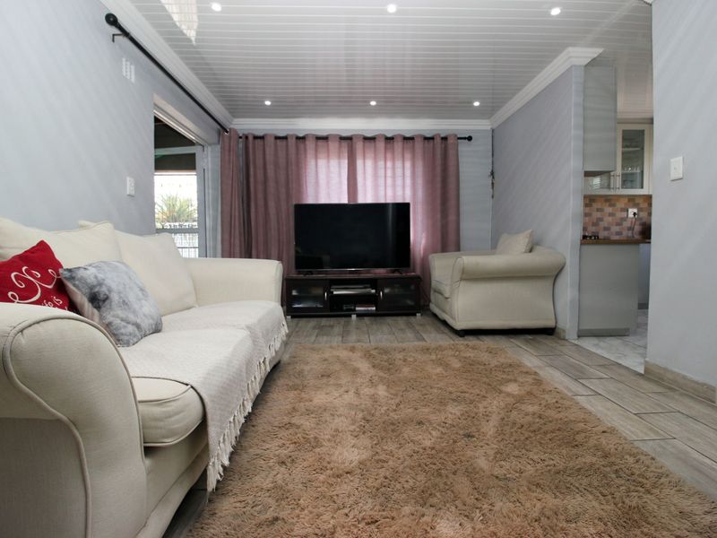 Charming Newly Renovated 2-Bedroom Home with Granny Flat & Spacious Yard - Photo 3