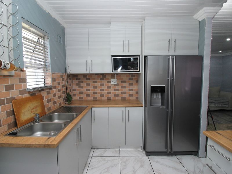 Charming Newly Renovated 2-Bedroom Home with Granny Flat & Spacious Yard - Photo 8