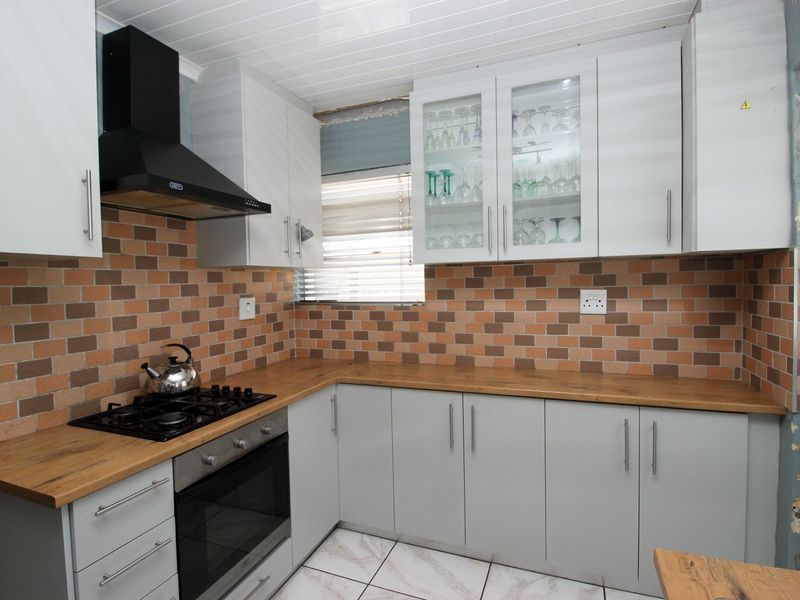 Charming Newly Renovated 2-Bedroom Home with Granny Flat & Spacious Yard - Photo 7