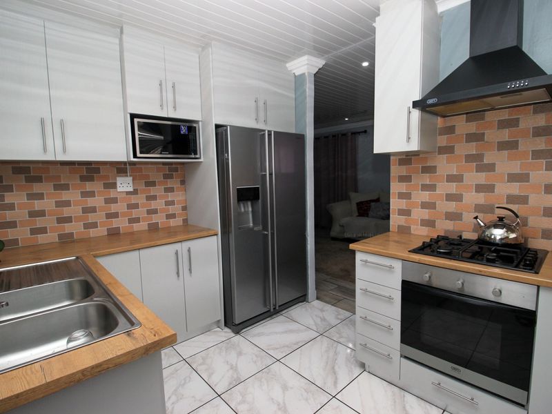 Charming Newly Renovated 2-Bedroom Home with Granny Flat & Spacious Yard - Photo 6