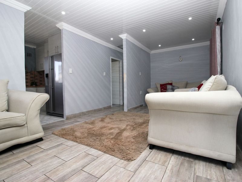 Charming Newly Renovated 2-Bedroom Home with Granny Flat & Spacious Yard - Photo 2