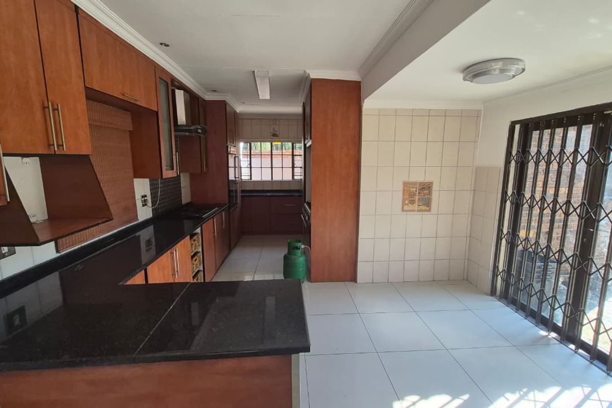 Modern Eastleigh Living with Pool - Photo 5