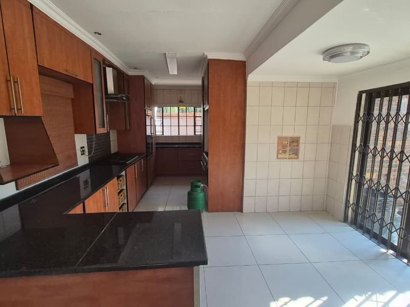 Modern Eastleigh Living with Pool - Photo 5