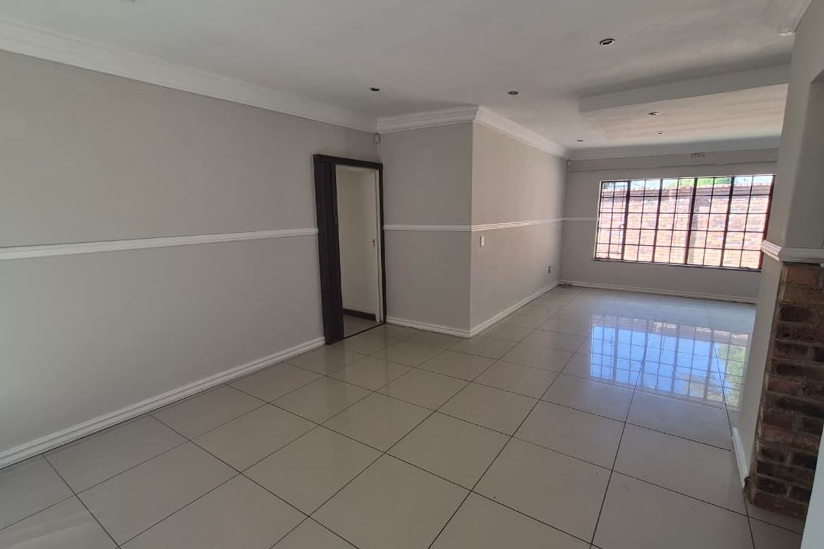 Modern Eastleigh Living with Pool - Photo 2