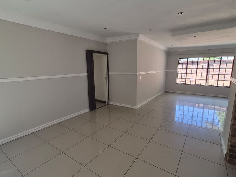 Modern Eastleigh Living with Pool - Photo 2