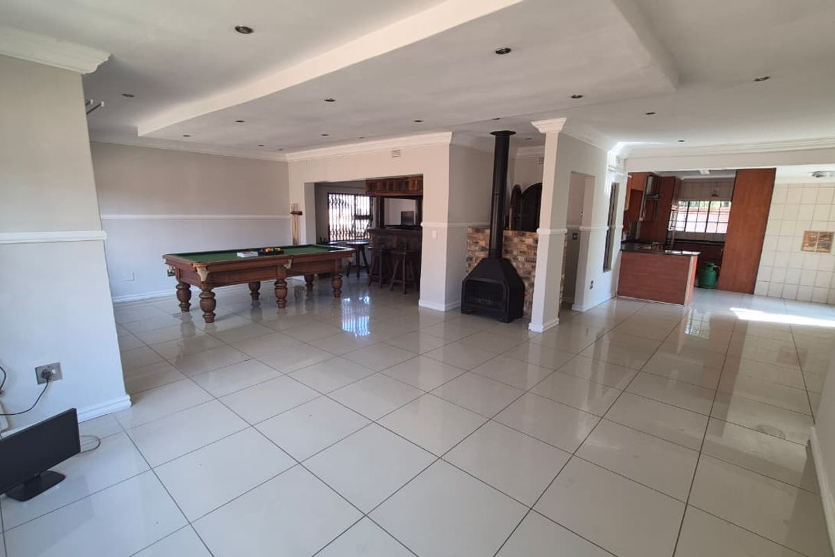 Modern Eastleigh Living with Pool - Photo 4