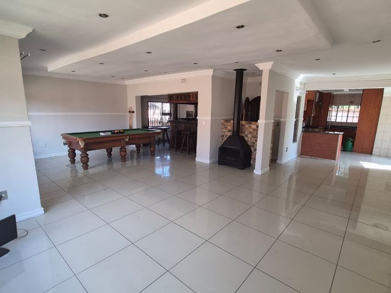 Modern Eastleigh Living with Pool - Photo 4