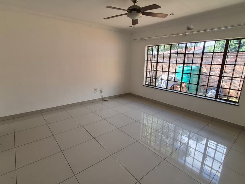 Modern Eastleigh Living with Pool - Photo 8