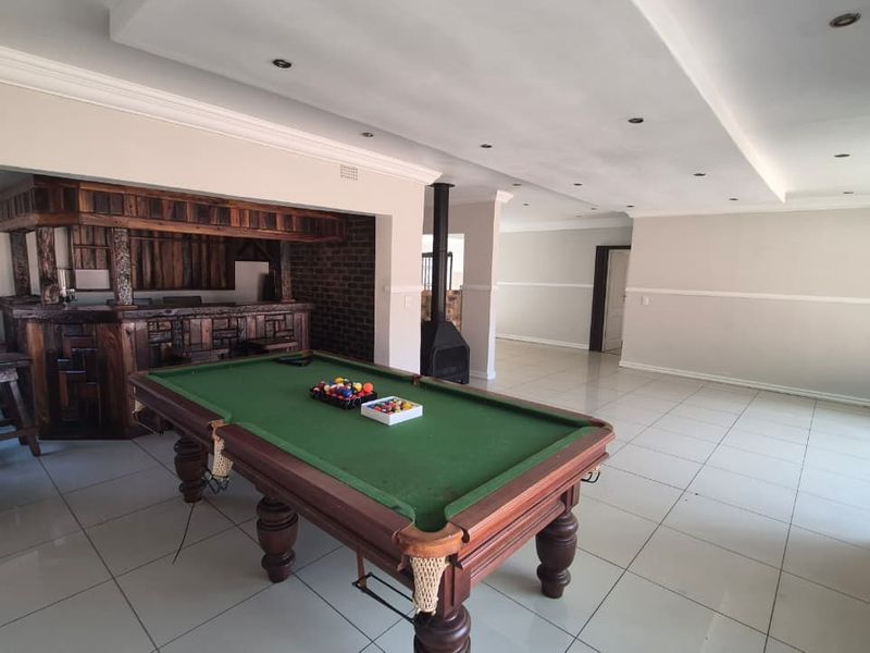 Modern Eastleigh Living with Pool - Photo 9