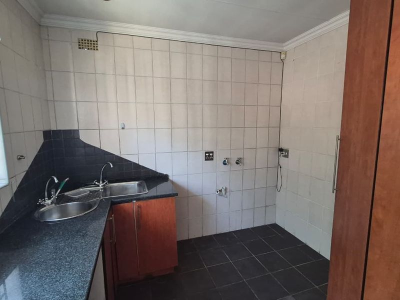 Modern Eastleigh Living with Pool - Photo 7