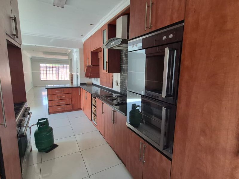 Modern Eastleigh Living with Pool - Photo 6