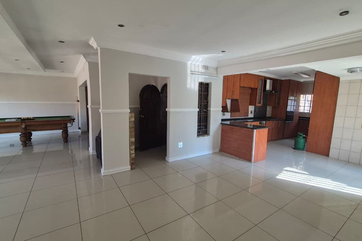 Modern Eastleigh Living with Pool - Photo 3