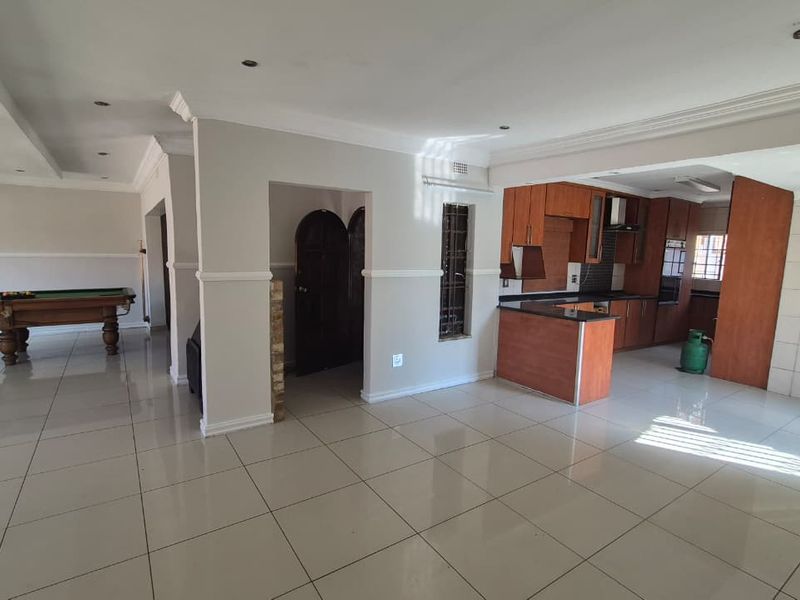 Modern Eastleigh Living with Pool - Photo 3