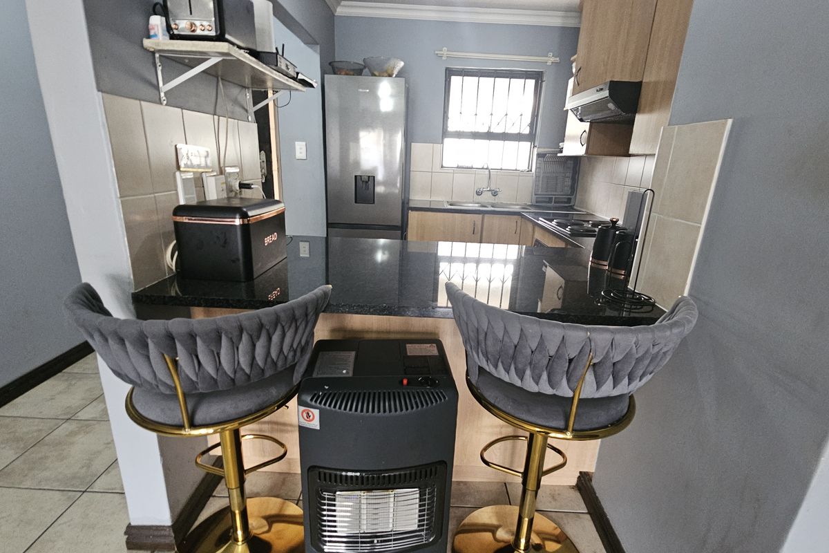 Perfect Starter Home or Investment Opportunity in Villa D’Alegria - Photo 3