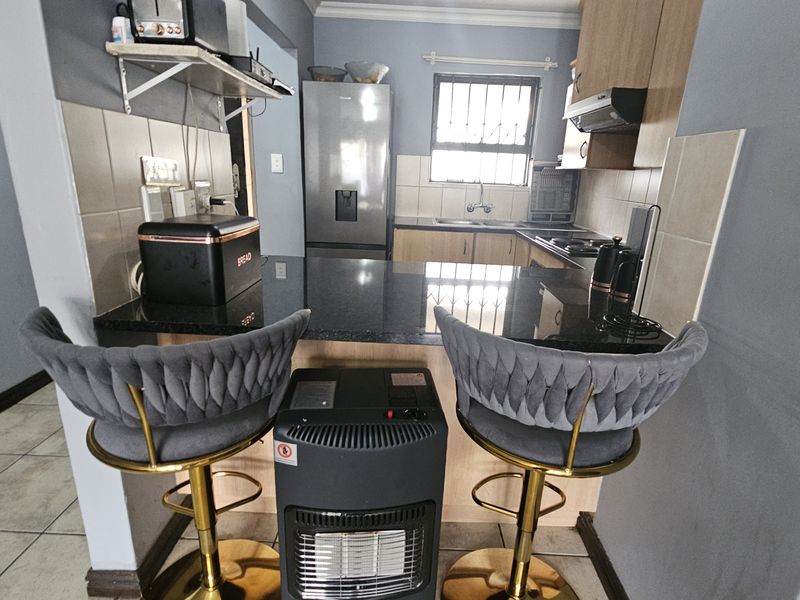 Perfect Starter Home or Investment Opportunity in Villa D’Alegria - Photo 3