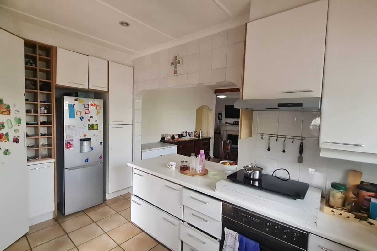 Solar-Powered Living in Highway Gardens - Photo 2