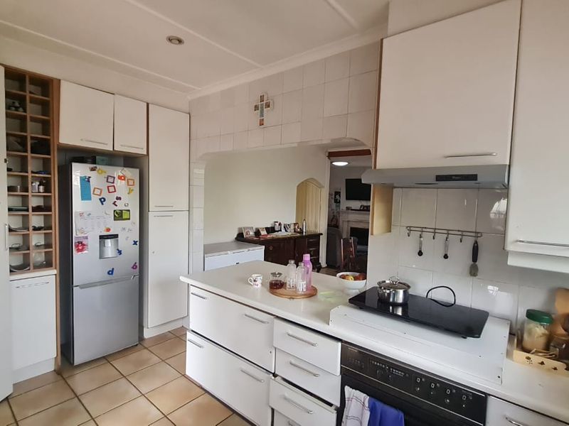 Solar-Powered Living in Highway Gardens - Photo 2