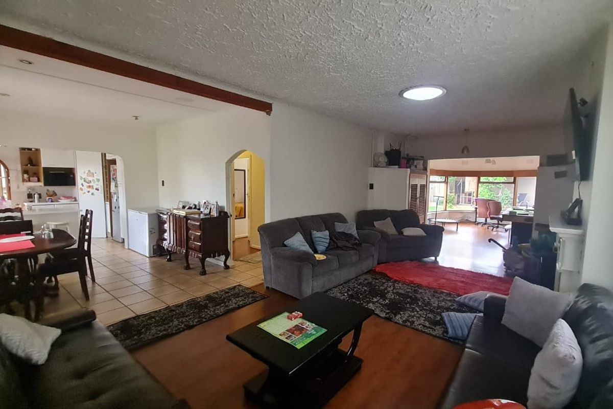 Solar-Powered Living in Highway Gardens - Photo 5