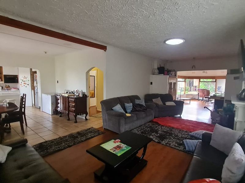 Solar-Powered Living in Highway Gardens - Photo 5