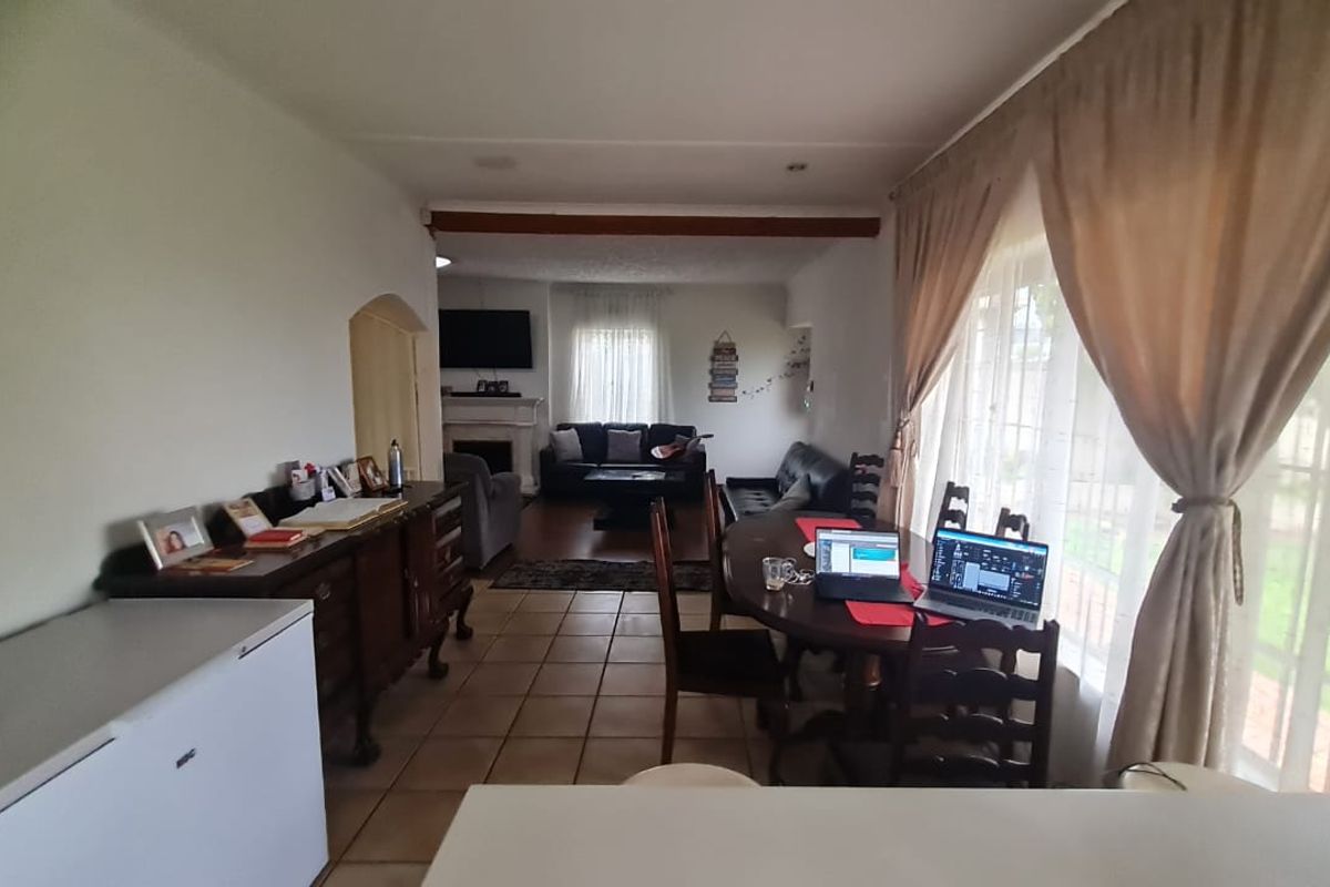 Solar-Powered Living in Highway Gardens - Photo 4