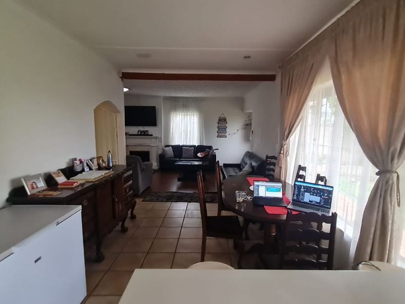 Solar-Powered Living in Highway Gardens - Photo 4