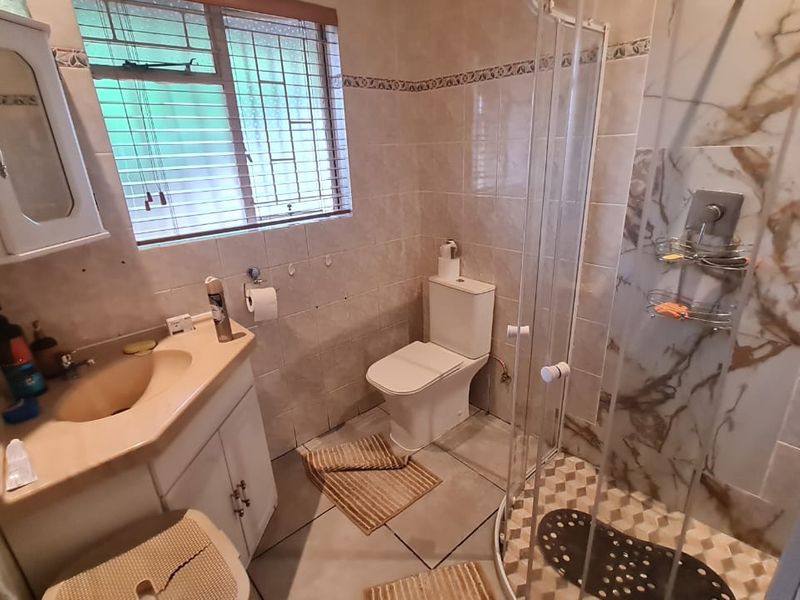 Solar-Powered Living in Highway Gardens - Photo 10