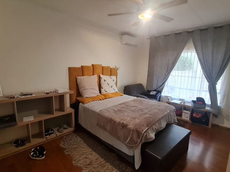 Solar-Powered Living in Highway Gardens - Photo 8