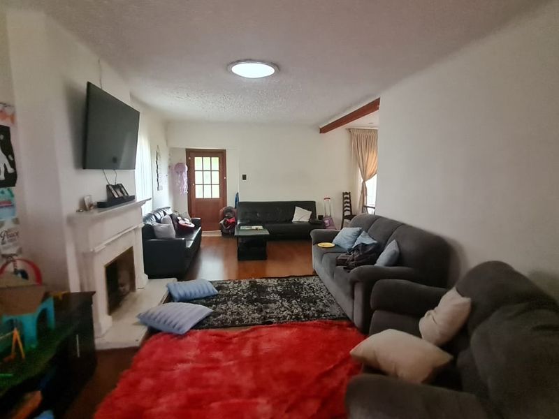 Solar-Powered Living in Highway Gardens - Photo 7