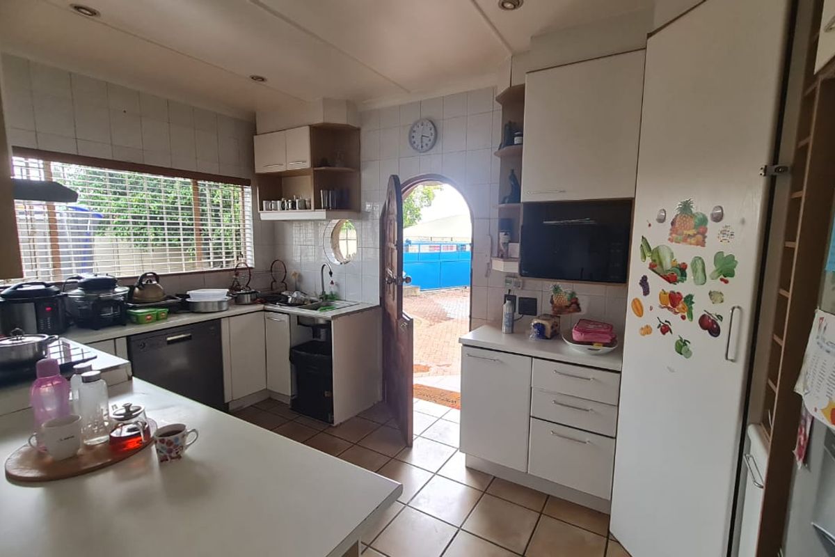 Solar-Powered Living in Highway Gardens - Photo 3