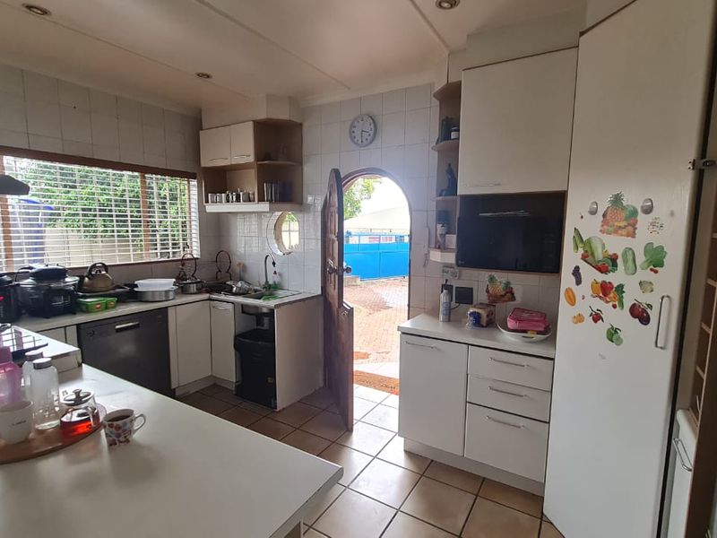 Solar-Powered Living in Highway Gardens - Photo 3