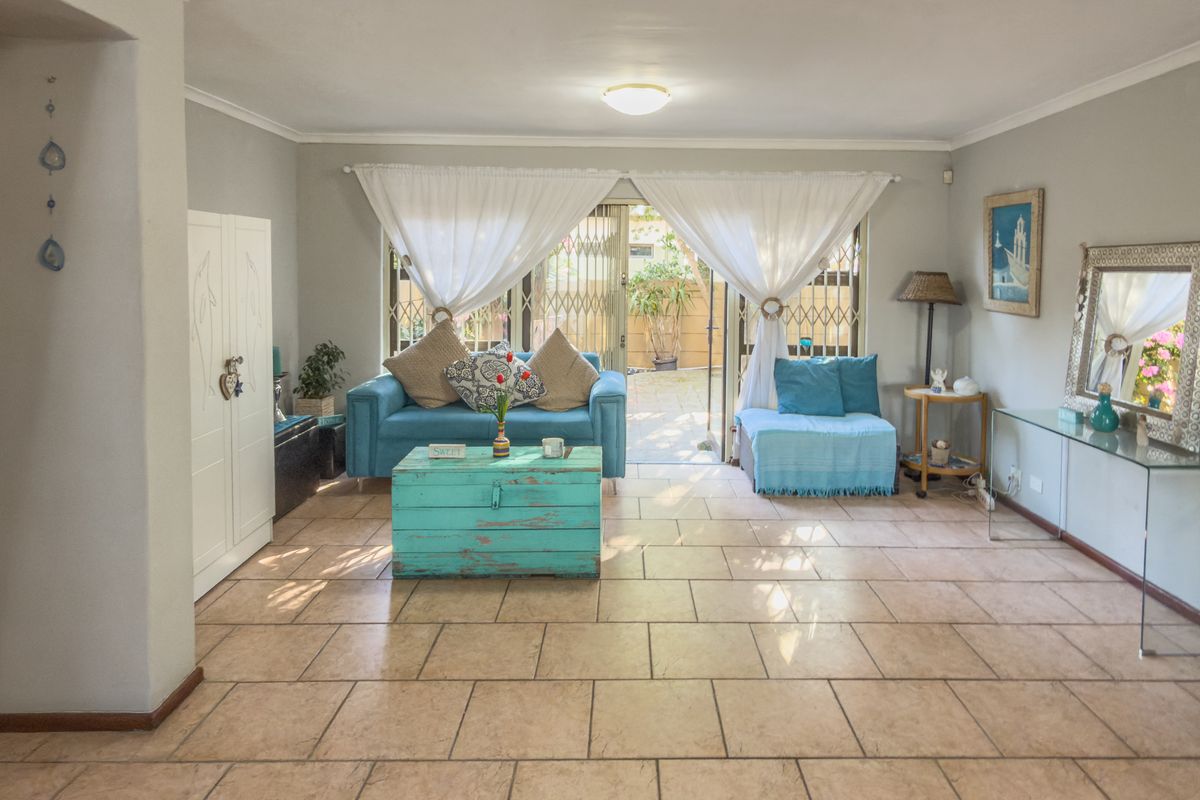 Spacious 3 Bedroom Townhouse in Old Table View | Single Garage | Large Garden | 3km from Beach - Photo 5