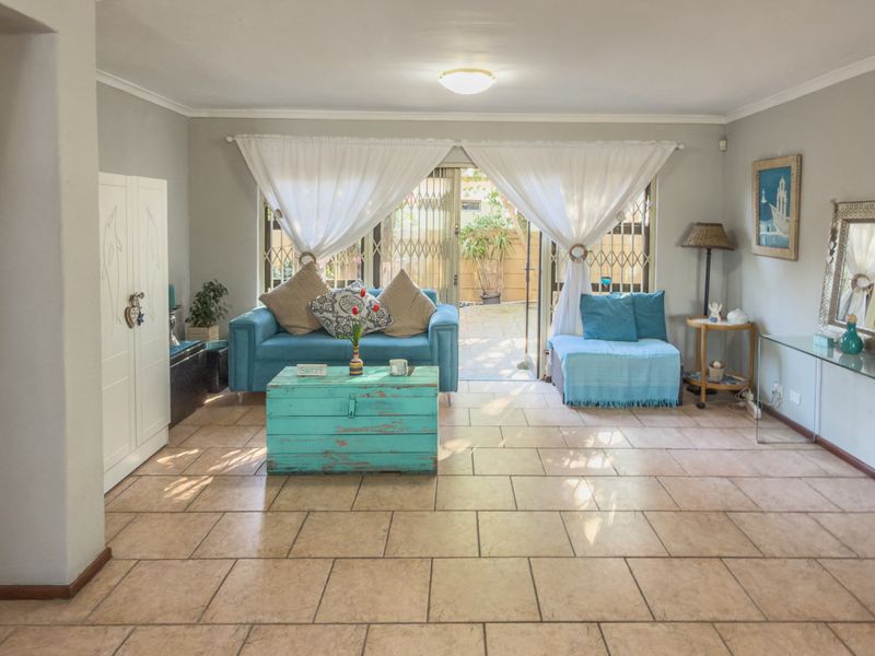 Spacious 3 Bedroom Townhouse in Old Table View | Single Garage | Large Garden | 3km from Beach - Photo 5