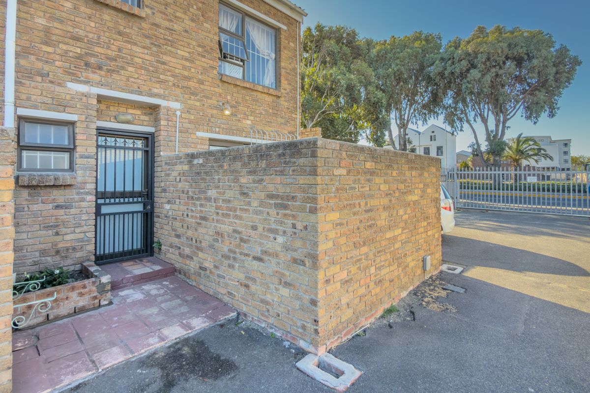 Spacious 3 Bedroom Townhouse in Old Table View | Single Garage | Large Garden | 3km from Beach - Photo 4