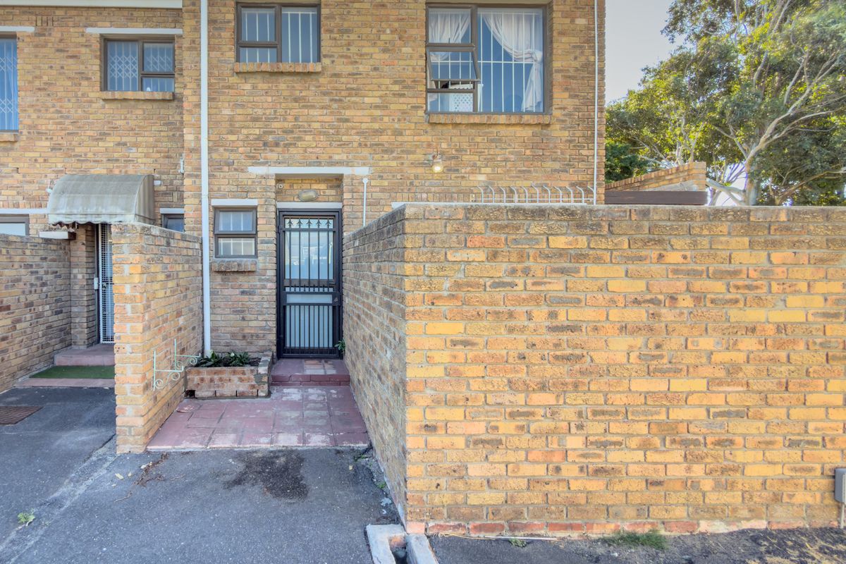 Spacious 3 Bedroom Townhouse in Old Table View | Single Garage | Large Garden | 3km from Beach - Photo 3