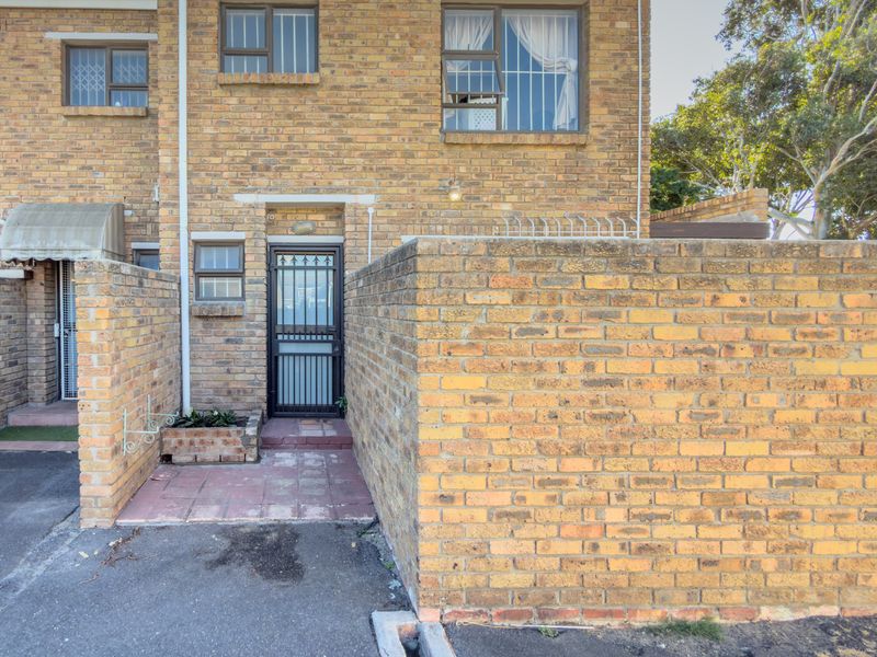 Spacious 3 Bedroom Townhouse in Old Table View | Single Garage | Large Garden | 3km from Beach - Photo 3