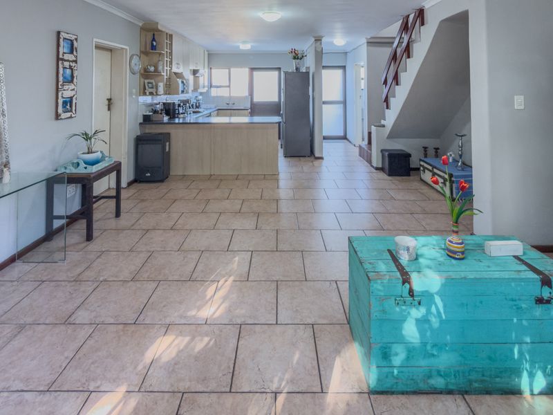 Spacious 3 Bedroom Townhouse in Old Table View | Single Garage | Large Garden | 3km from Beach - Photo 9