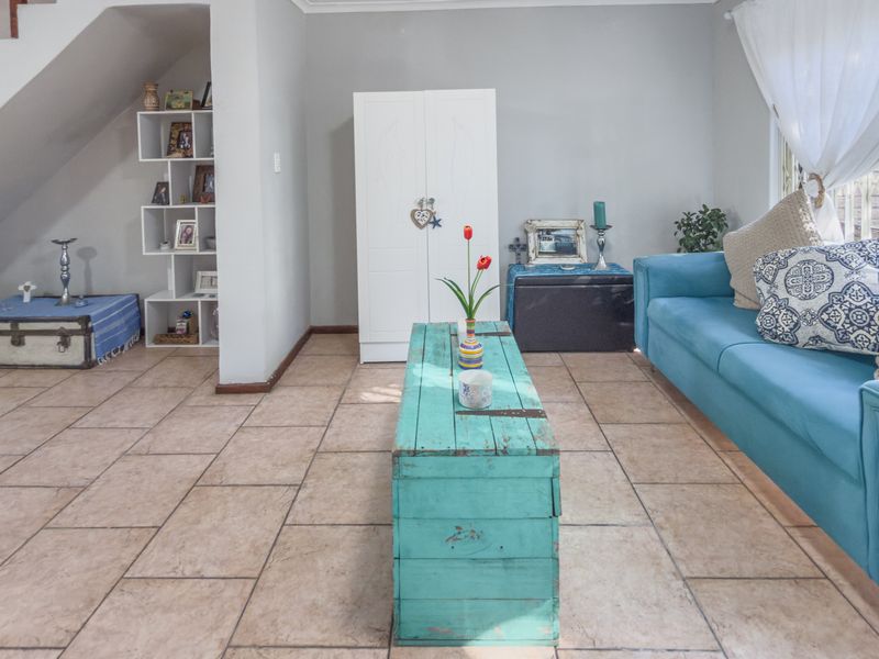 Spacious 3 Bedroom Townhouse in Old Table View | Single Garage | Large Garden | 3km from Beach - Photo 8